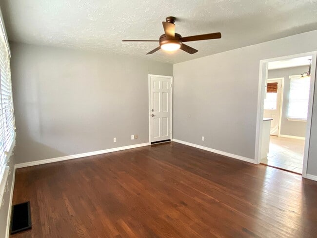 Foto del edificio - 3 Bed 1 bath with Huge Backyard!!