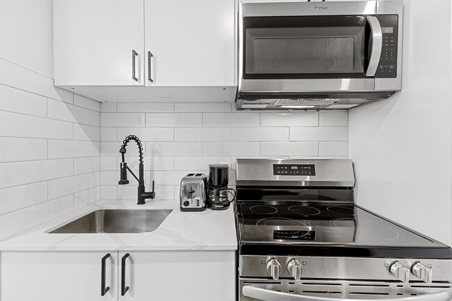 Building Photo - 2060 R. Saint-Denis