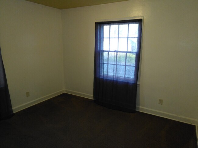 bedroom - 220 S Dunlap Ave
