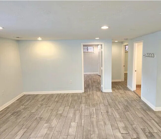 Foto del edificio - Beautiful 3-Bedroom Garden Apartment in th...