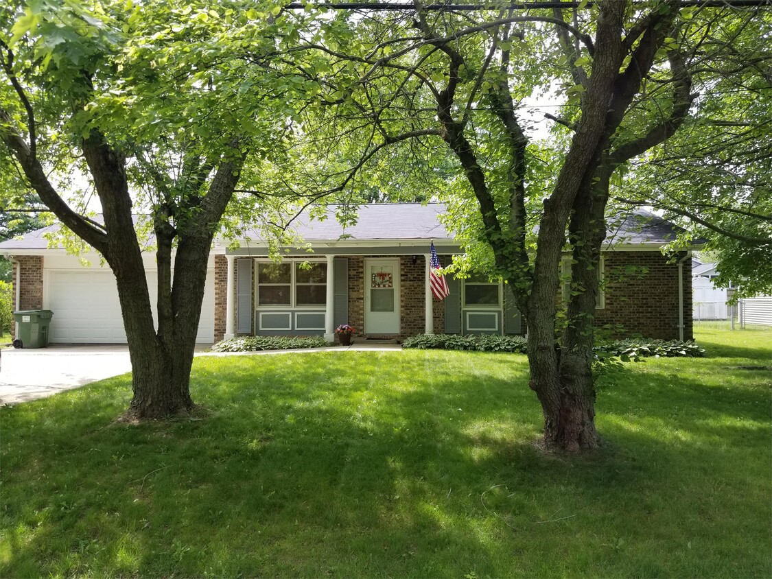 Primary Photo - 112 S Lake of the Woods Rd