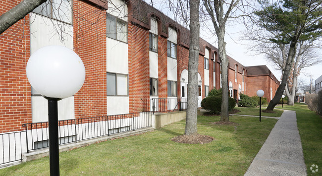 Cedarhurst en el patio - Cedarhurst Courtyard