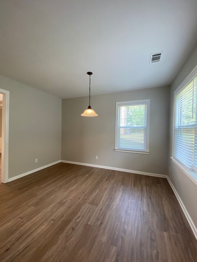 Building Photo - Spacious Retreat in the Haynes Creek Subdi...