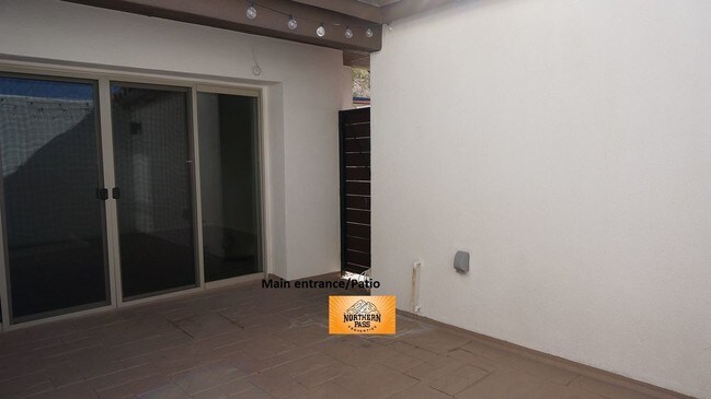Building Photo - 4200 Camelot Hts