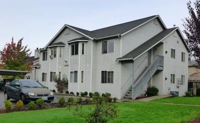 Foto principal - Well-Maintained 2 bed, 2 bath unit in 4-Pl...