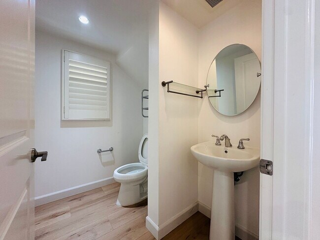 Foto del edificio - "Charming 3-Bedroom Sanctuary in Irvine: Spacious 2,100 Sq Ft Haven on Cherry Tree"
