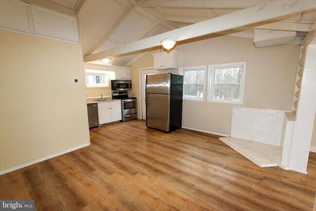 Building Photo - 560 Shenandoah River Dr