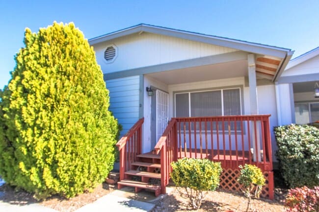 Building Photo - Partially Furnished 2 bedroom 2 bath condo