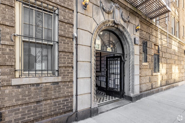 Entrance - 35-37 7th Ave