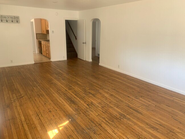 Sala de estar - 1330 Elm Ave