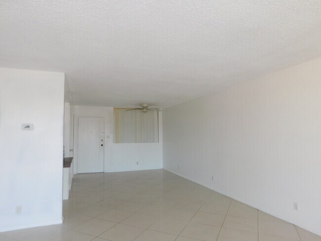 Building Photo - 6979 Palm Ct