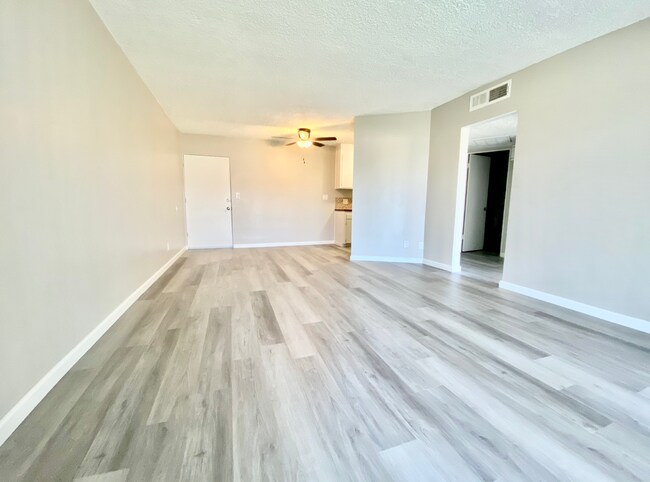 Unidades renovadas con pisos nuevos - 2580 E Tahquitz Canyon