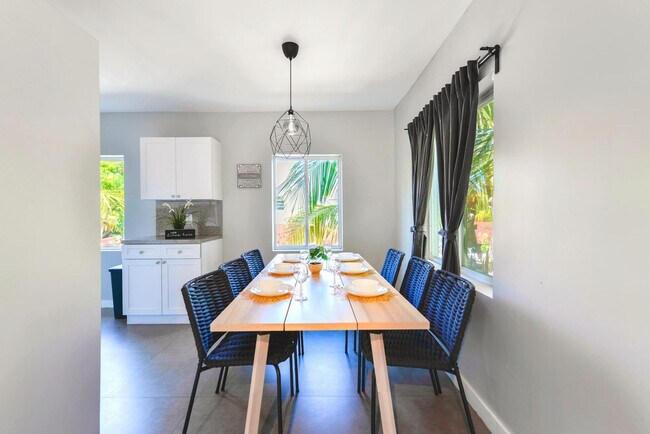 Foto del edificio - 437 NE 69th St