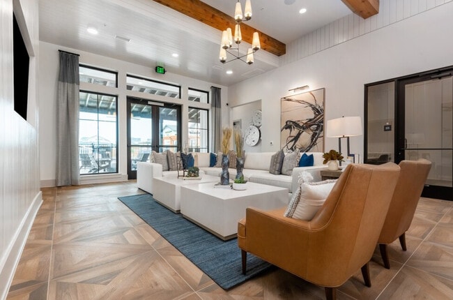 Building Photo - Collection Champions Circle