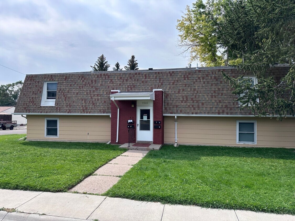 Foto principal - 2545 E 9th St