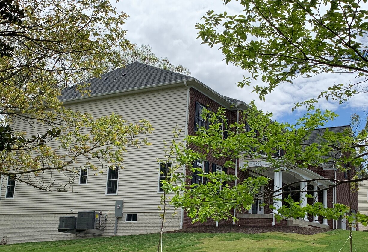Foto principal - 1219 Forestville Dr