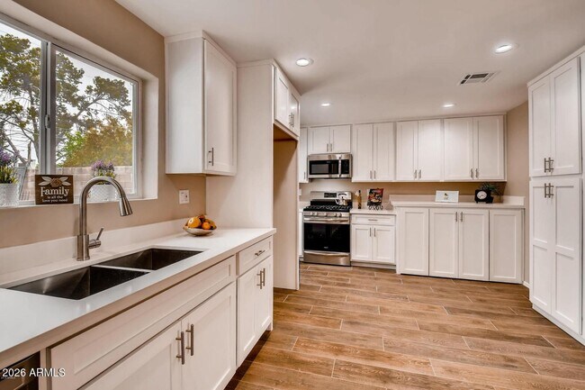 Foto del edificio - 1806 E Don Carlos