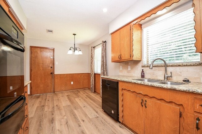 Building Photo - 2303 Willow Blvd