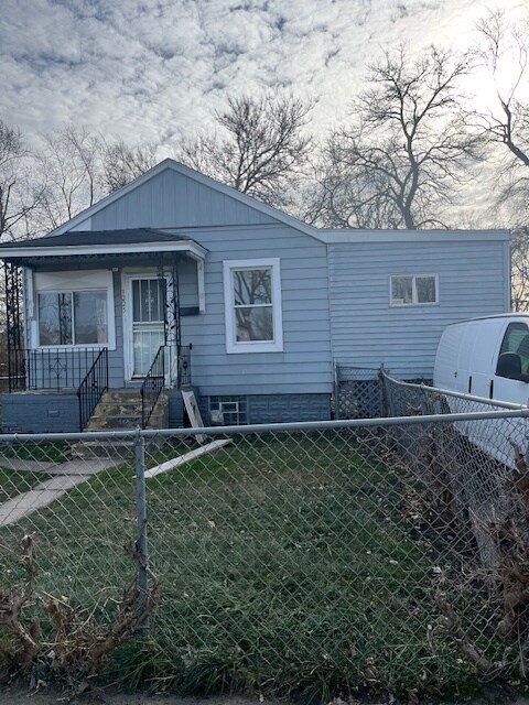 Building Photo - 1225 W 108th St