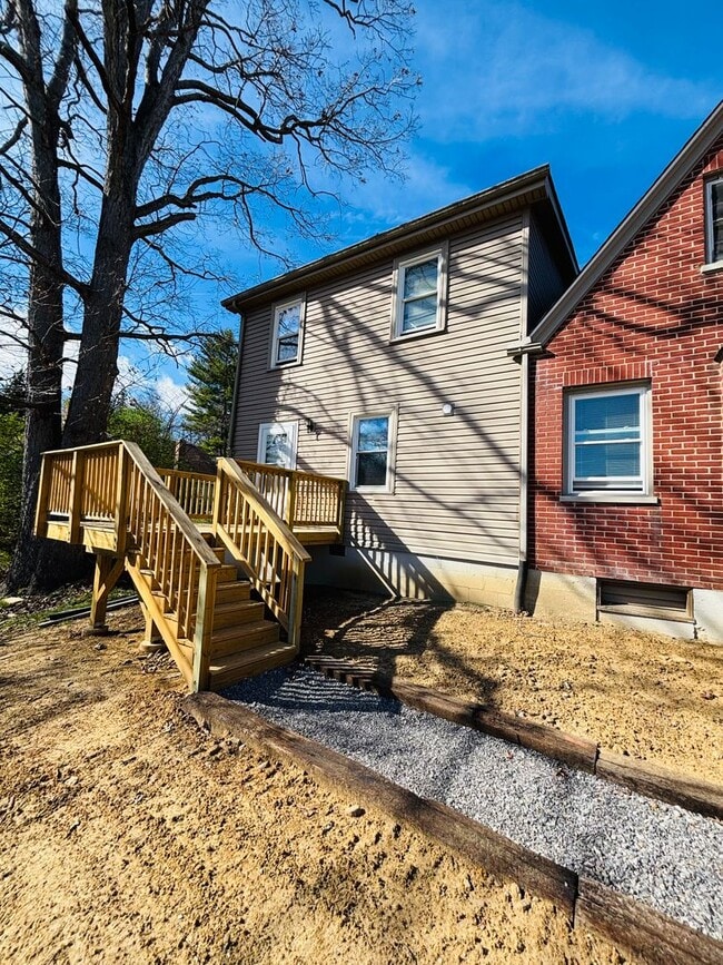 Building Photo - 1470 Roanoke St