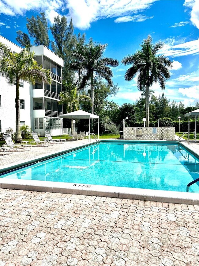 Foto del edificio - 2998 Sunrise Lakes Dr E