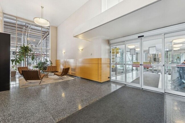 Foto del edificio - 6040 JFK Blvd E