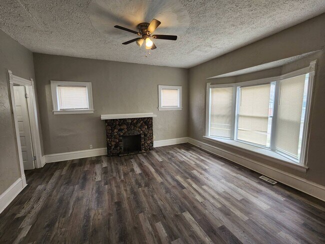 Building Photo - Charming 4-Bedroom Property in Prime Location (SECTION 8 VOUCHERS ACCEPTED)