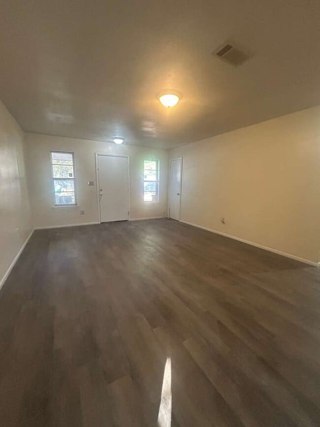 Foto del edificio - 1817 Victoria Dr