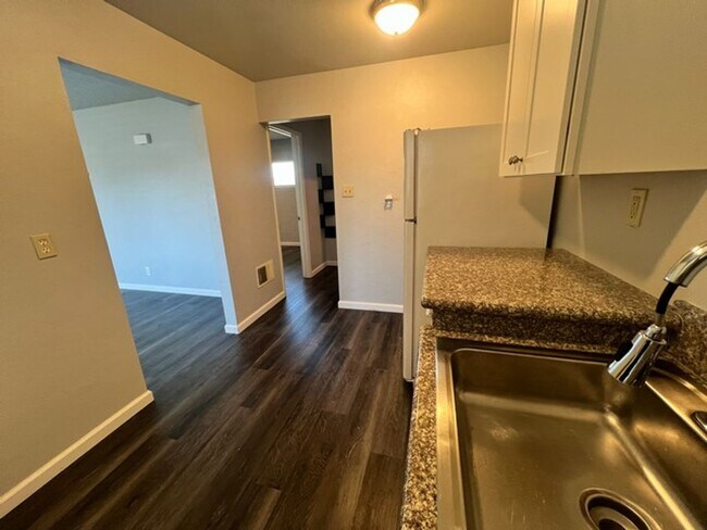 Foto del edificio - One Bedroom Upstairs Reno Apartment