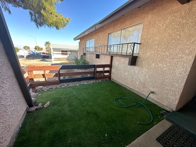 Building Photo - Single story home in classic ranch style.