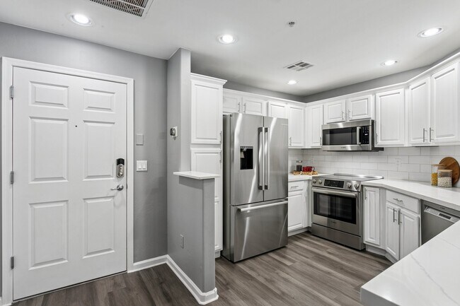 La entrada está justo al lado de la cocina luminosa con electrodomésticos de acero inoxidable más nuevos. - 14000 N 94th St