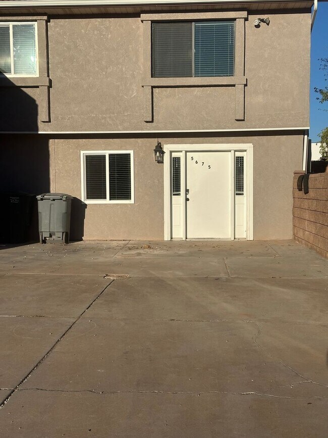 Foto del edificio - 3 Bedroom, 1 bath, 1 car garage, walkout basement apt