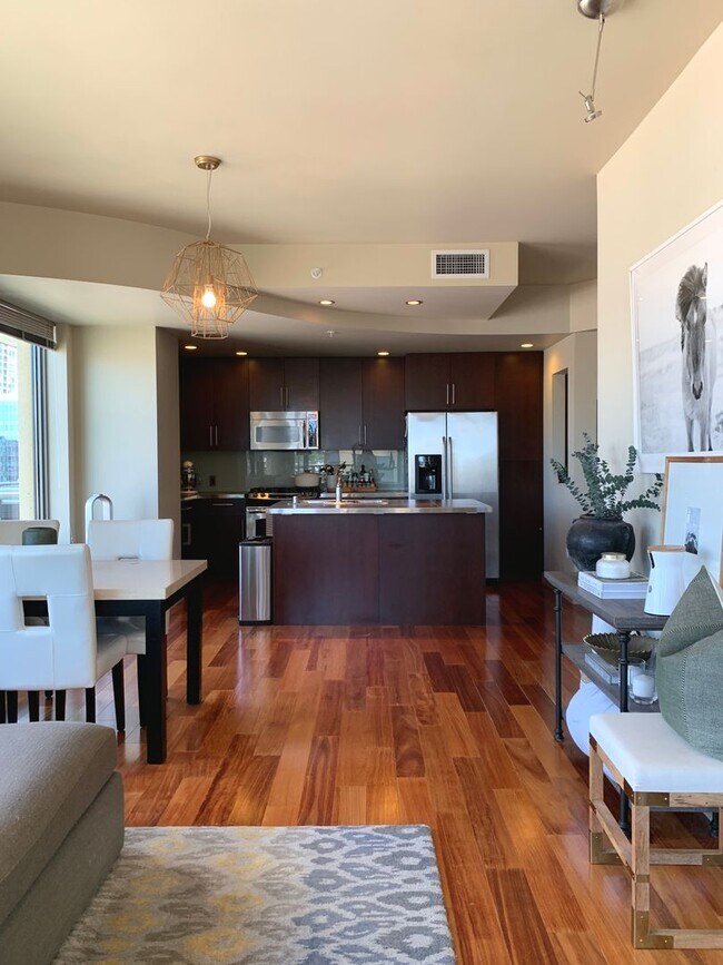 Building Photo - Stunning 1 Bedroom Condo in the Heart of Downtown/South Lake Union!