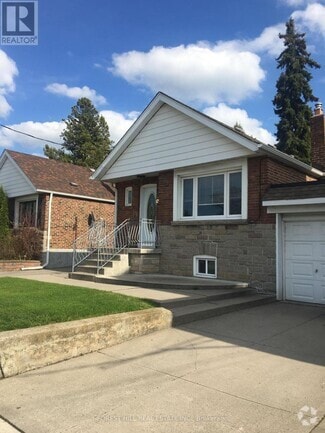 Building Photo - 2791 St Clair Ave E