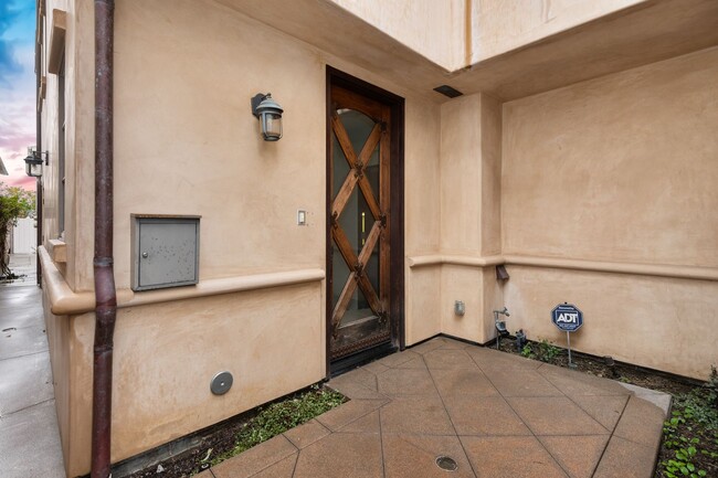 Building Photo - Corona Del Mar Condo For Rent