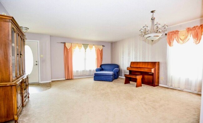 Foto del edificio - SPACIOUS 2 STORY HOUSE