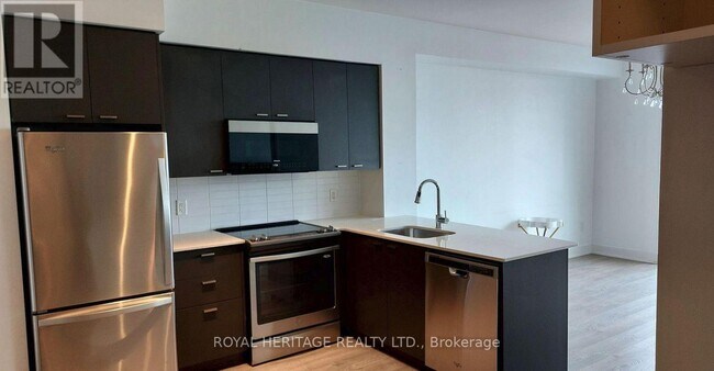 Photo du bâtiment - 30 Roehampton Ave