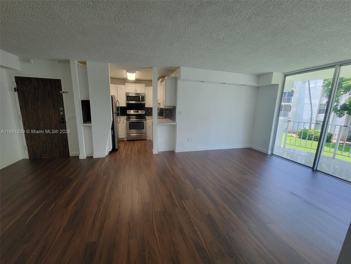 Foto principal - 494 NW 165th St