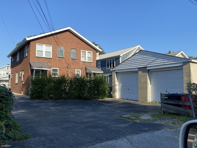 Building Photo - 3 br, 1.5 bath Duplex - 906 Thomas Rd 906 ...