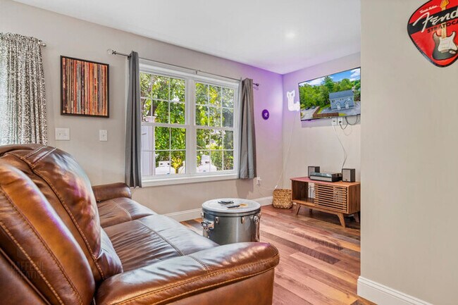 Building Photo - Music-Themed 2BR Rhythmic Retreat