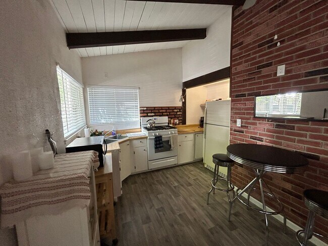 Building Photo - 2577
