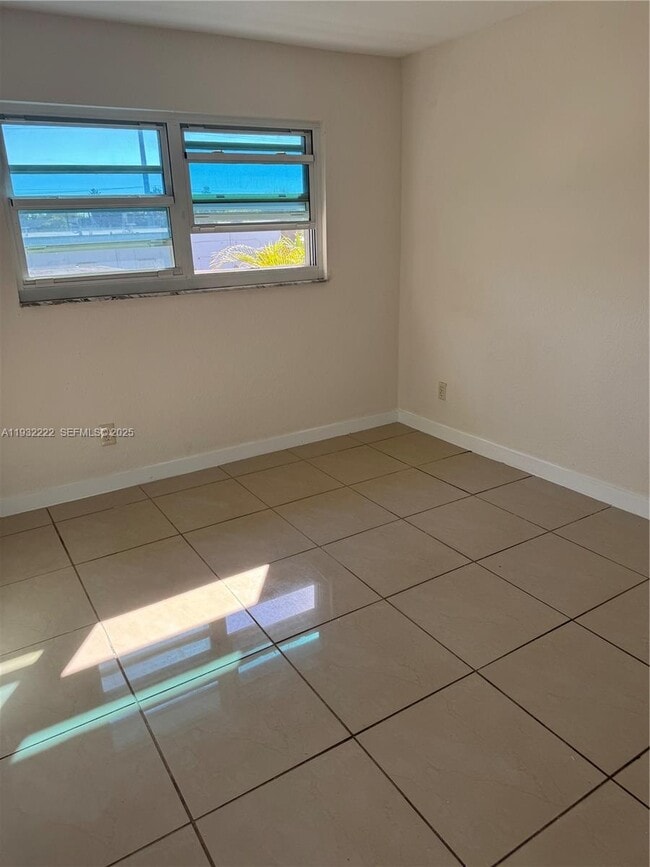 Building Photo - 4717 SW 33rd Ave