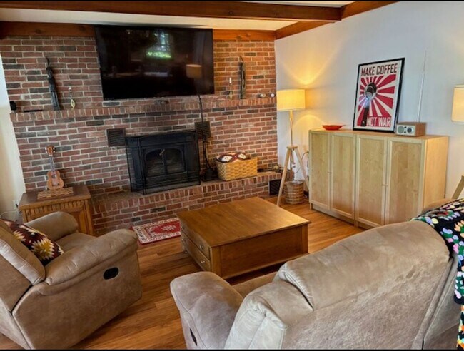 Foto del edificio - LAKE HOUSE...Furnished & Utilities/Wifi Included