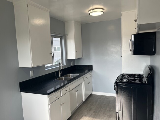 Kitchen - 2425 W 182nd St