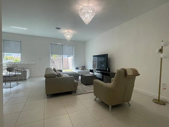 Foto del edificio - 728 SE 14th Ct