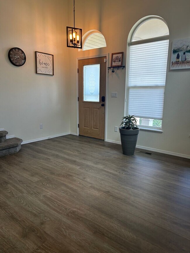 Foto del edificio - Stunning 2-Story 4 Bedroom Home With Finished Walk-Out Basement and Bonus Room