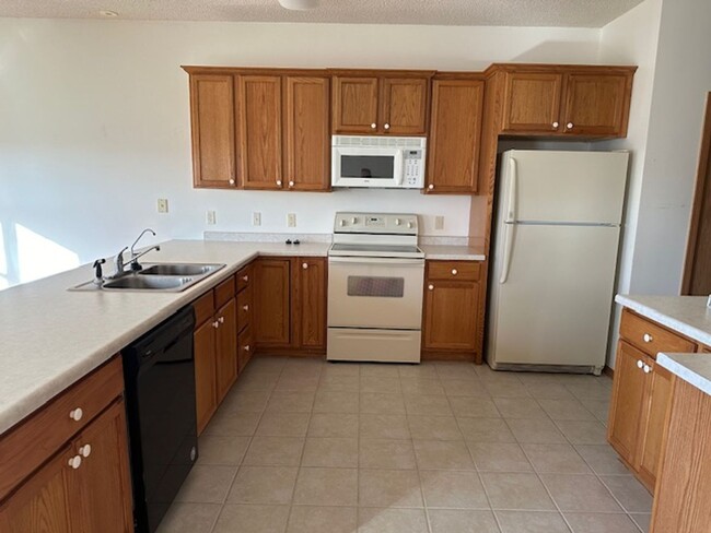 Building Photo - Open floor plane *2Bed*1.5 Bath town home ...