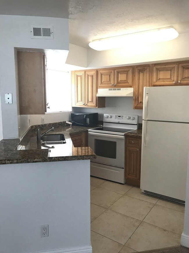 Building Photo - First Floor Beach Club Condo!!