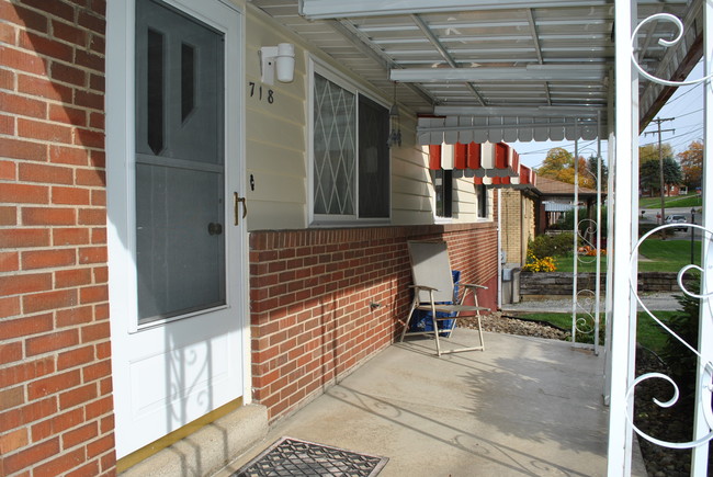 Building Photo - 718 Colonial Manor Rd