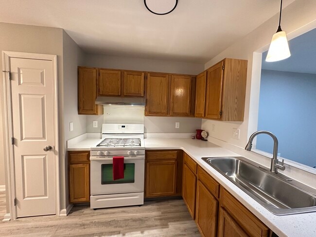 Kitchen - 106 Fawn Rdg N